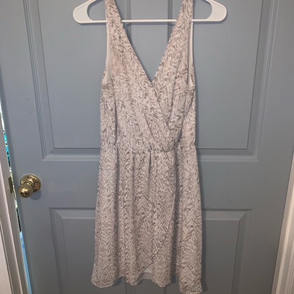 H&M Dresses & Skirts - H&M V-Neck Dress H&M Dresses & Skirts - H&M V-Neck Dress